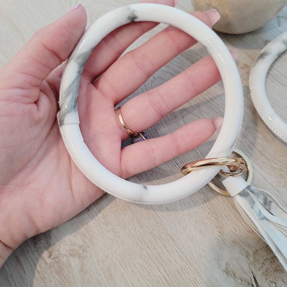 💕 NWOT Set of 2 Wristlet Bracelet Key Chain in White - Picture 6 of 13